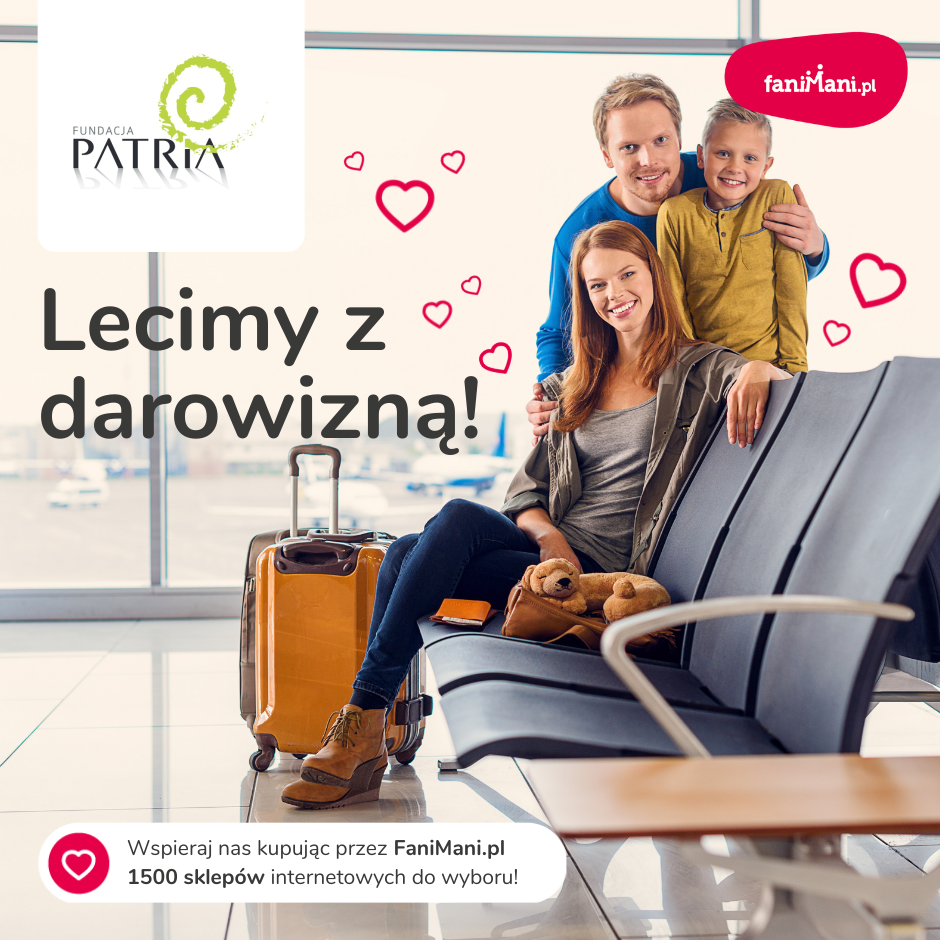 Mężczyzna, kobieta i dziecko z bagażem w poczekalni lotniska. Logo Fundacji Patria, napis "Lecimy z darowizną", logo FaniMani i narysowane serduszka